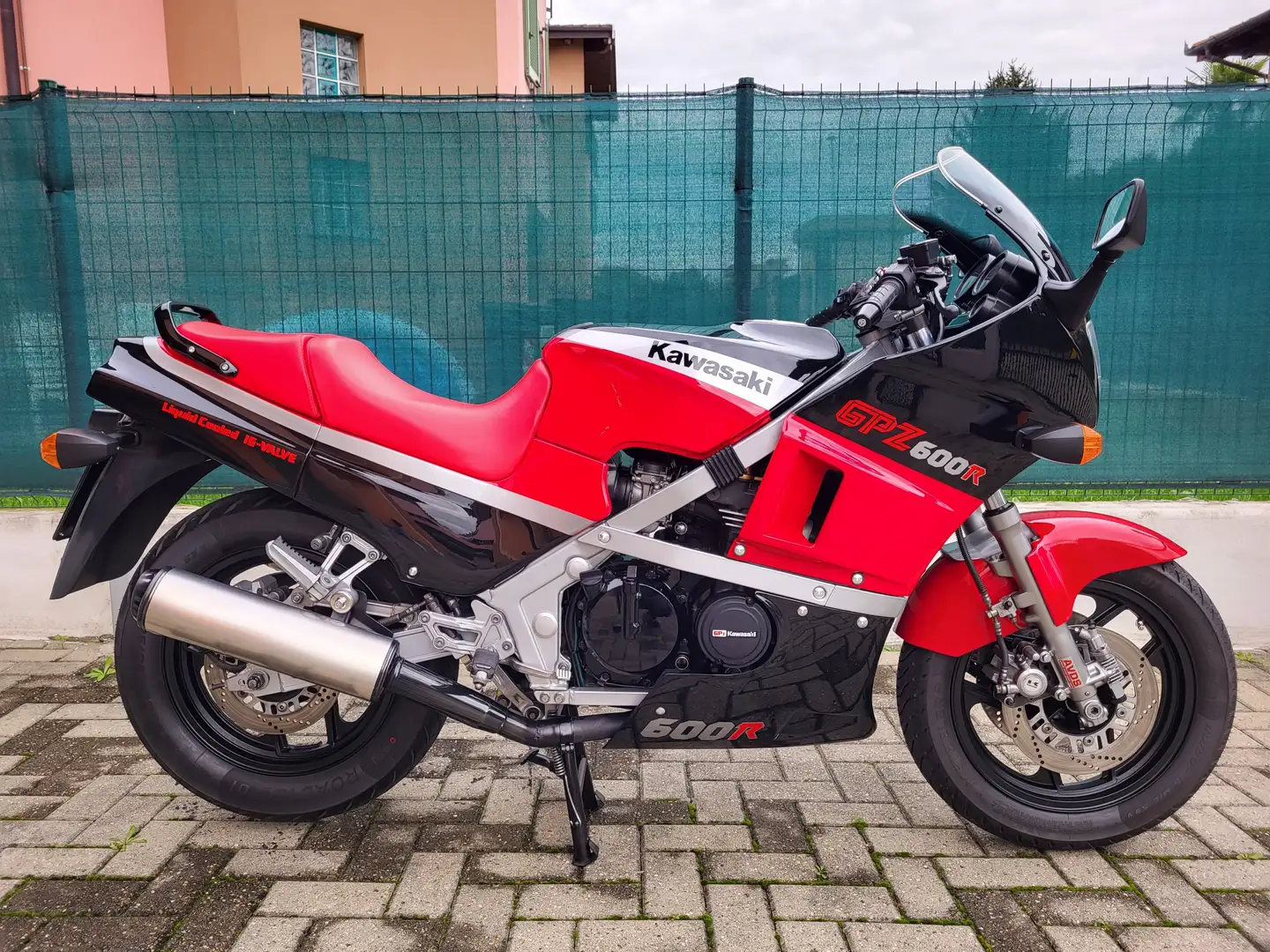 Kawasaki GPZ 600 R Rood - 1