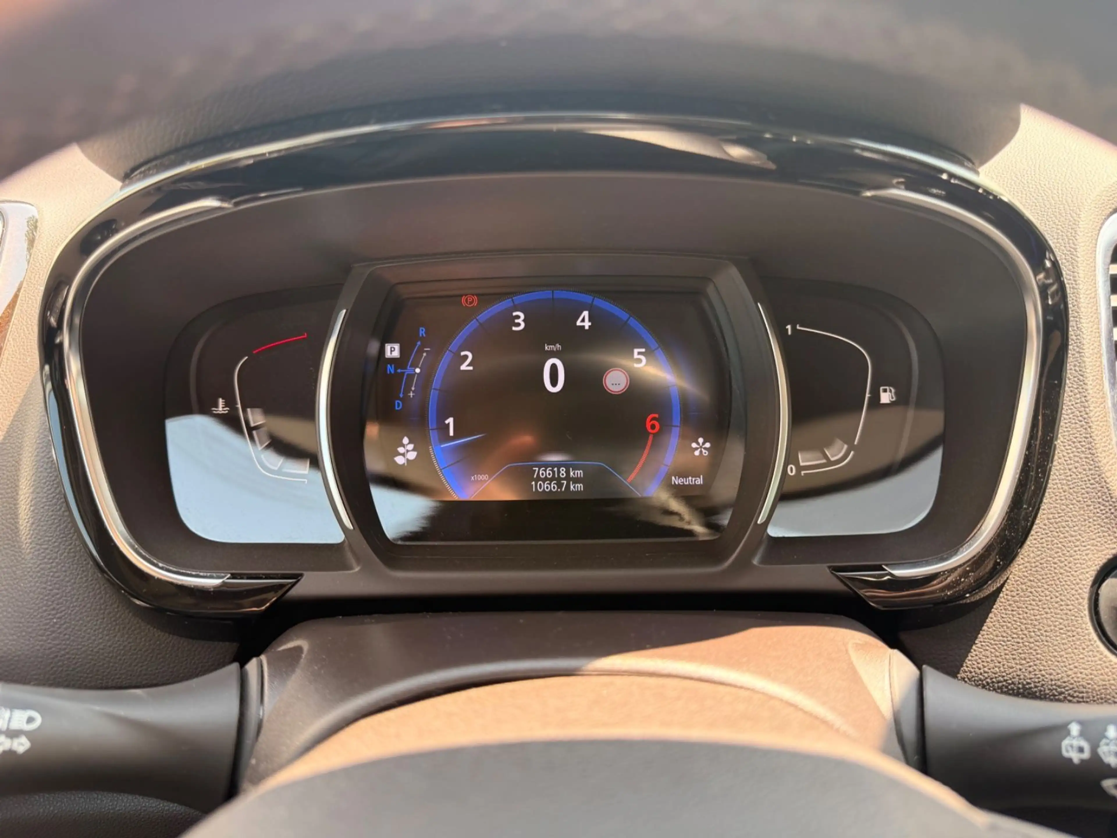 Renault Espace V Limited — photo 18