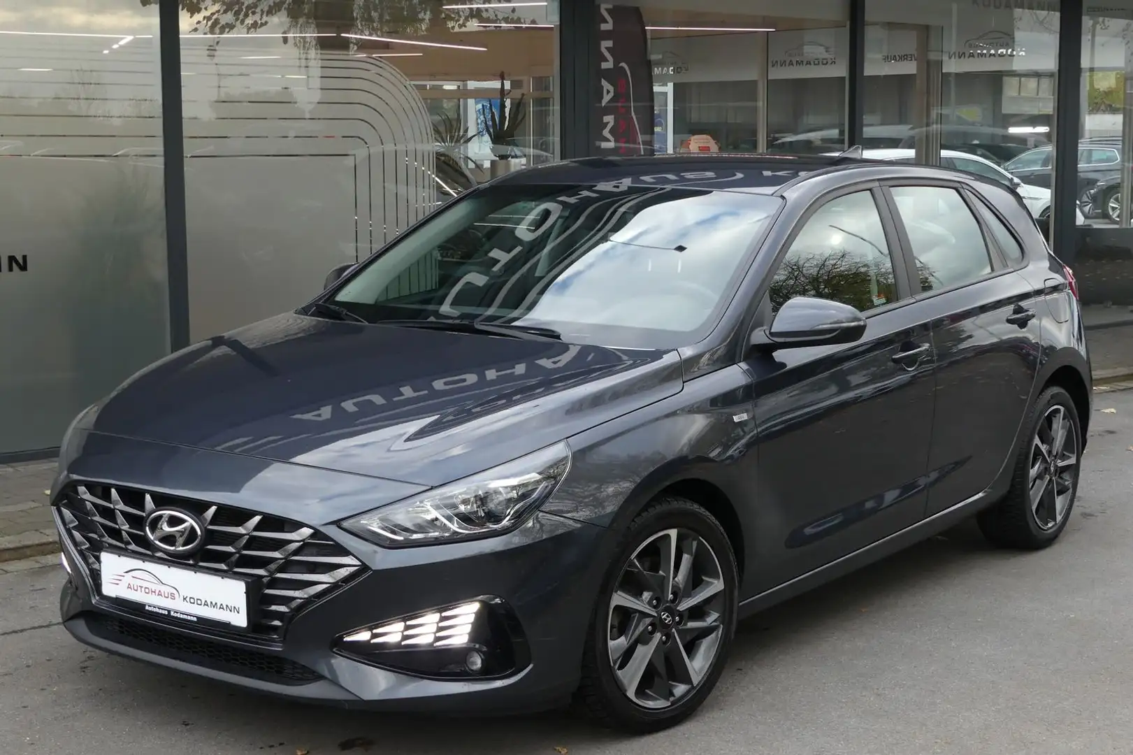 Hyundai i30 Trend Mild-Hybrid*PDC*SHZ*Tempomat*Kamera* Grijs - 2