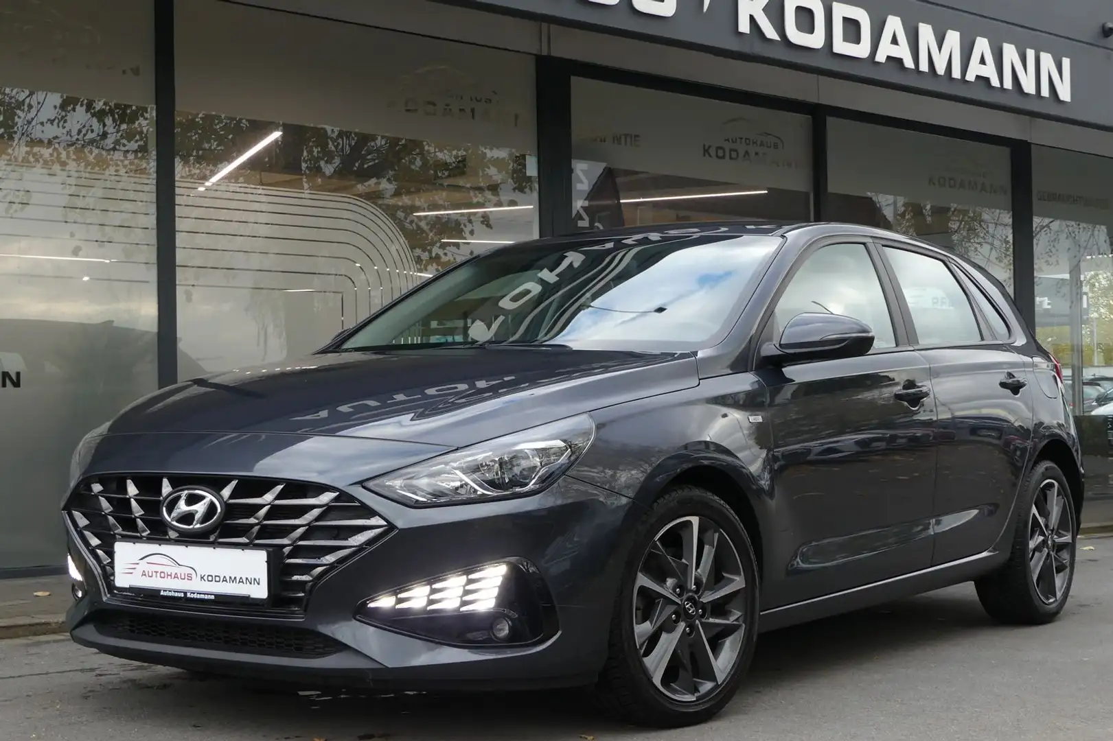 Hyundai i30 Trend Mild-Hybrid*PDC*SHZ*Tempomat*Kamera* Grijs - 1