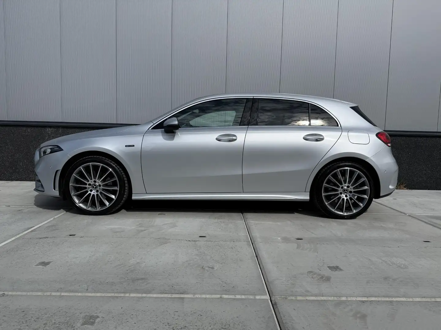 Mercedes-Benz A 250 e Premium Plus | AMG | Burmester | Sfeerverlichtin Grijs - 2