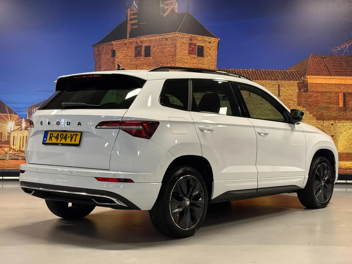 Skoda Karoq 1.5 TSI ACT Sportline Bus. Aut Panodak 1e Eig. LED Wit - 2