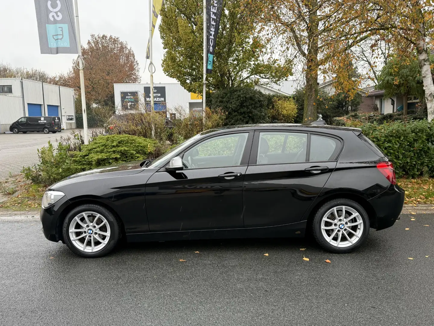BMW 114 1-serie 114i Efficient Dynamics Navi-Professional Zwart - 2