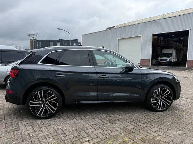 Audi Q5 view 11