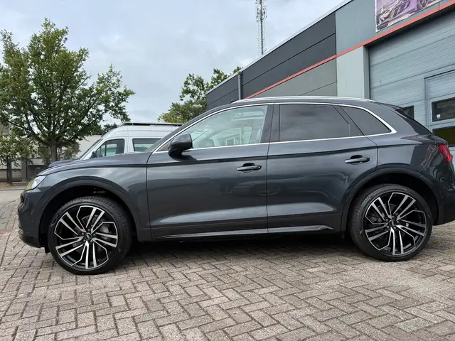 Audi Q5 view 9