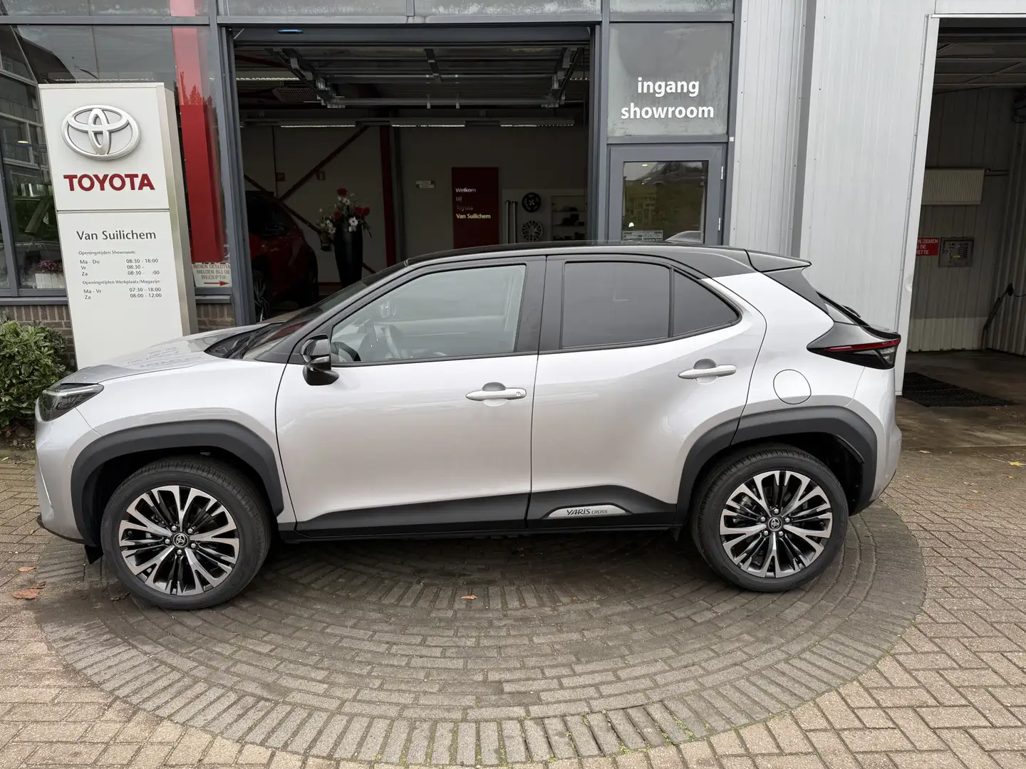 Toyota Yaris Cross 1.5 Hybrid Adventure Grijs - 2
