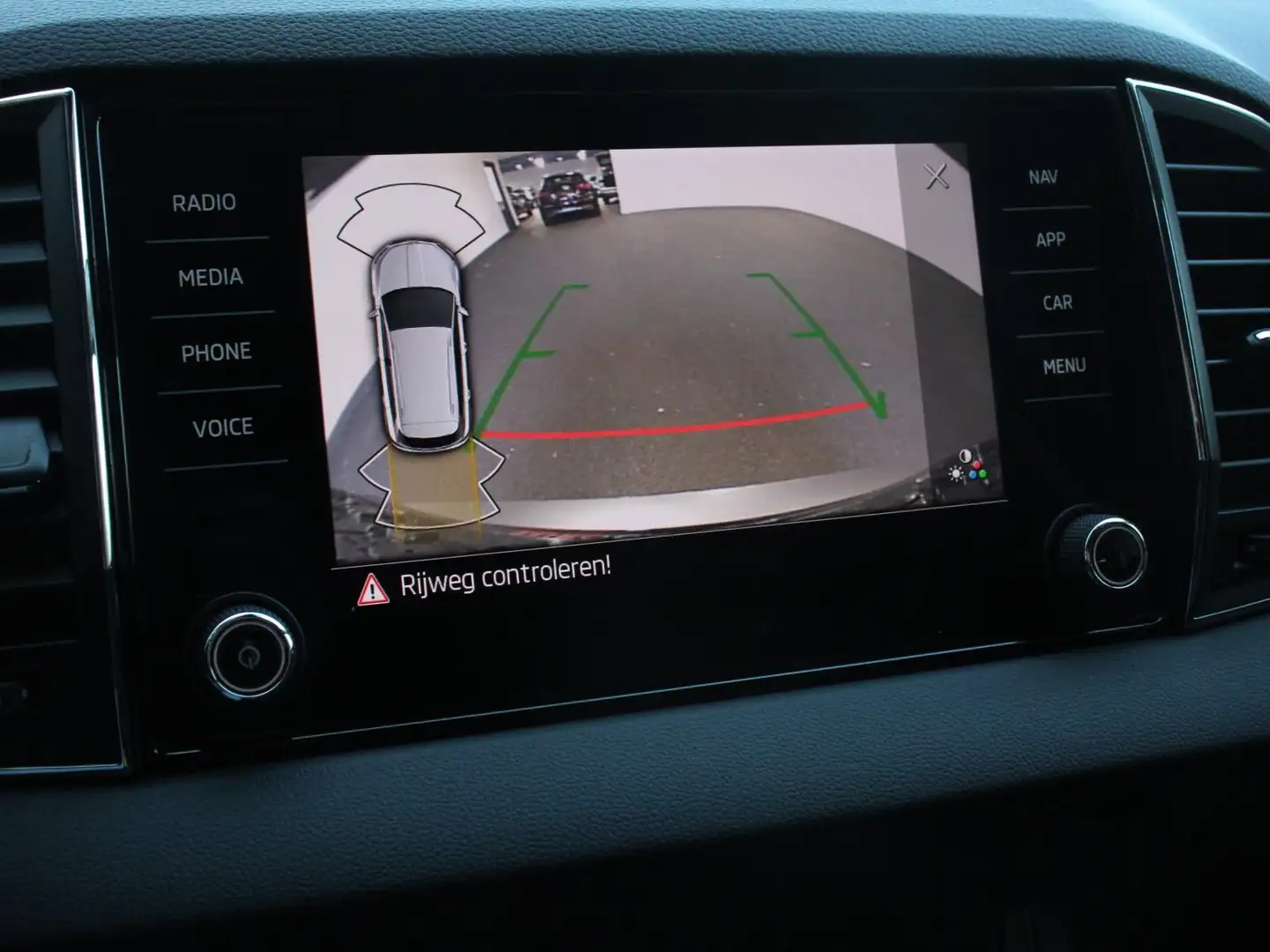 Skoda Karoq 1.5 TSI 150pk Automaat ACT Ambition | Navigatie | Gris - 2