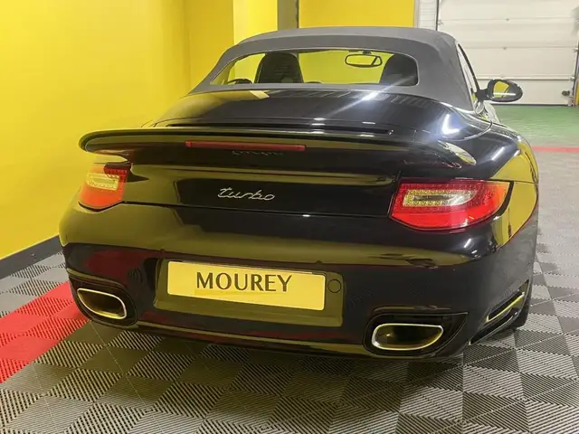 Porsche 911 view 10