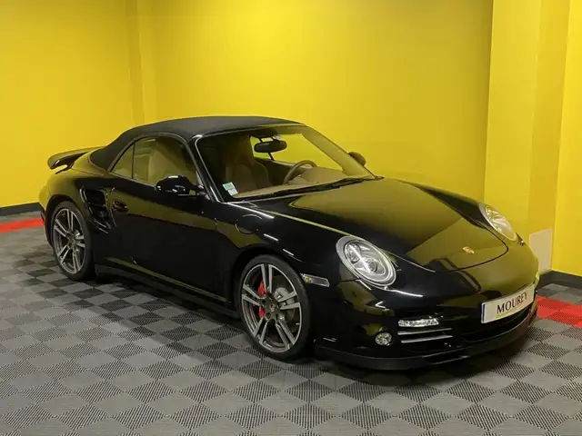 Porsche 911 view 7