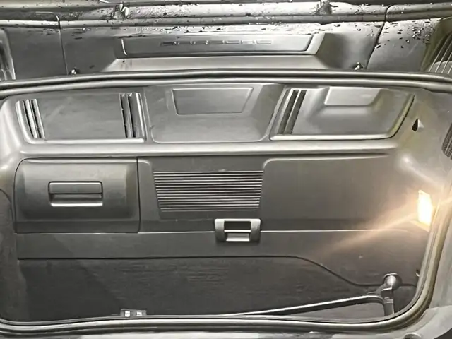 Porsche 911 view 12