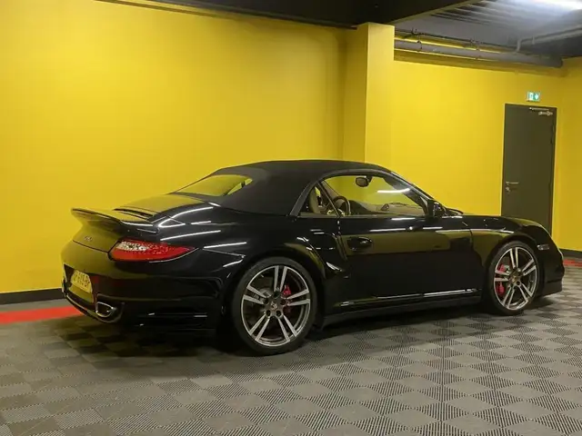 Porsche 911 view 4