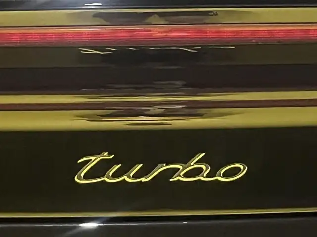 Porsche 911 view 6