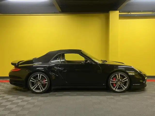 Porsche 911 view 3