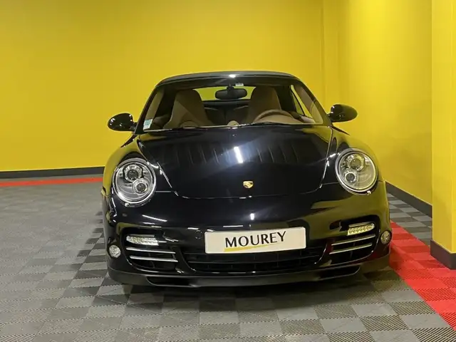 Porsche 911 view 8