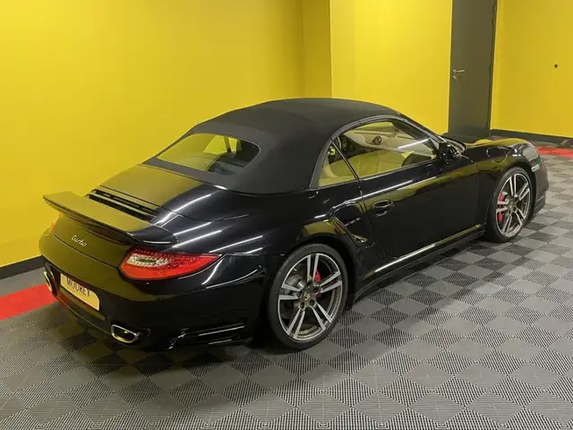 Porsche 911 view 9