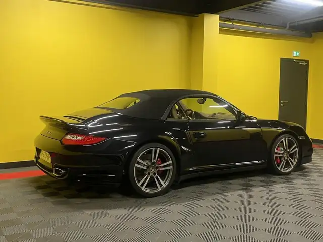 Porsche 911 view 5