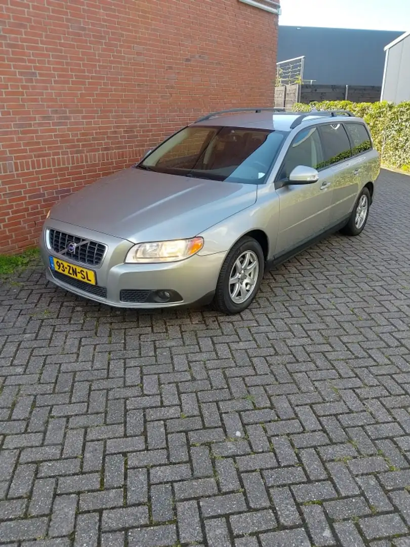 Volvo V70 2.0 Kinetic Grau - 1
