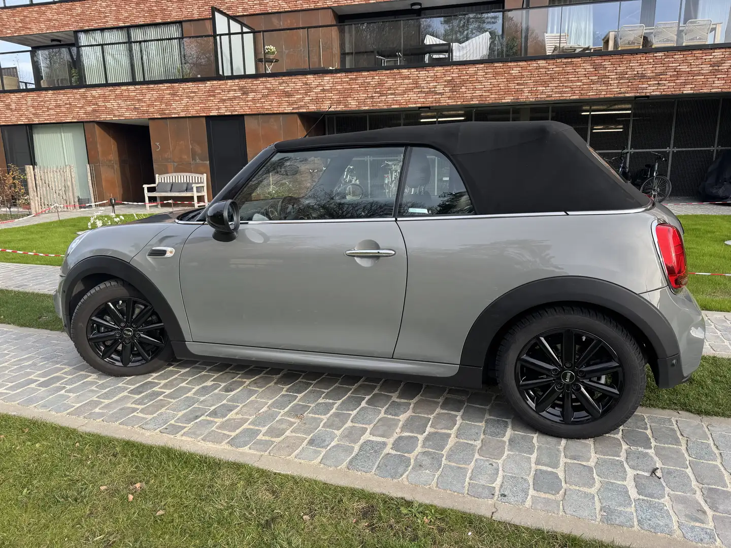 MINI Cooper Cabrio jhon works uitvoering Grijs - 1