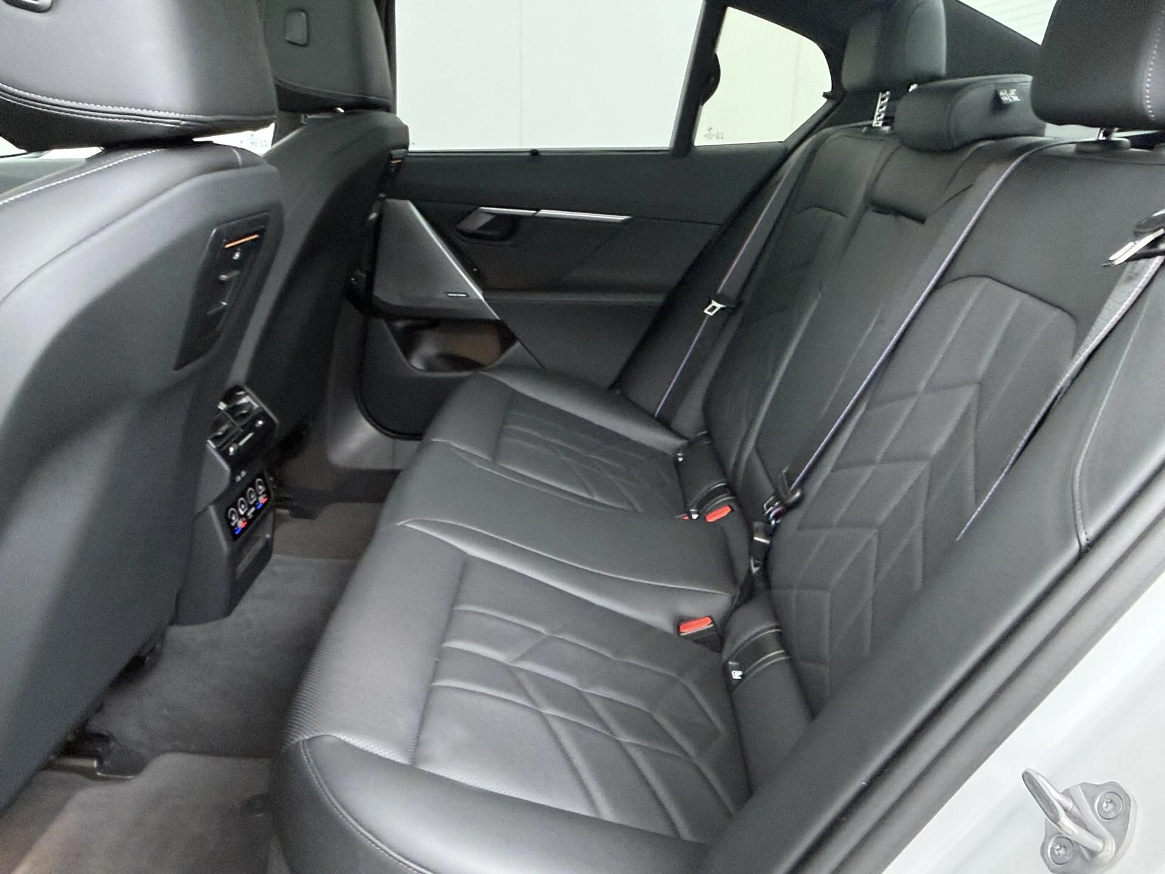 BMW i5 eDrive40 84 kWh M Sport Pro | Glazen Panoramadak | — photo 14