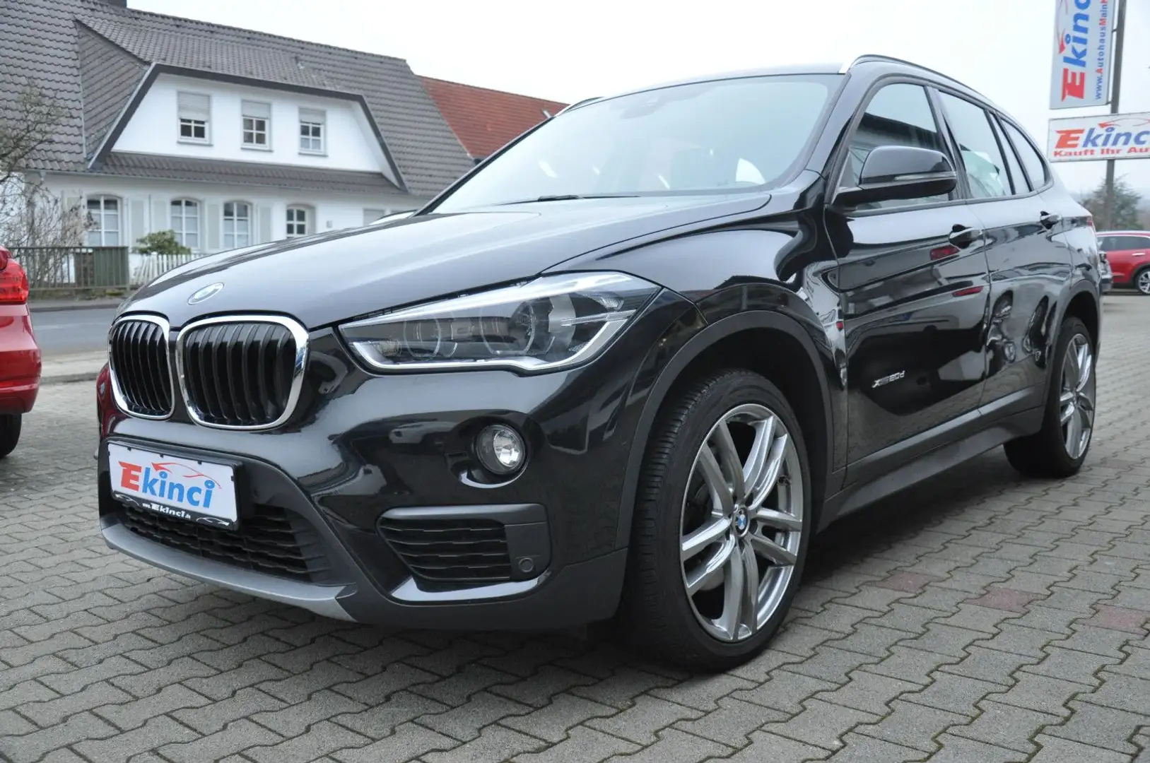 BMW X1 xDrive 20 d Advantage Zwart - 1