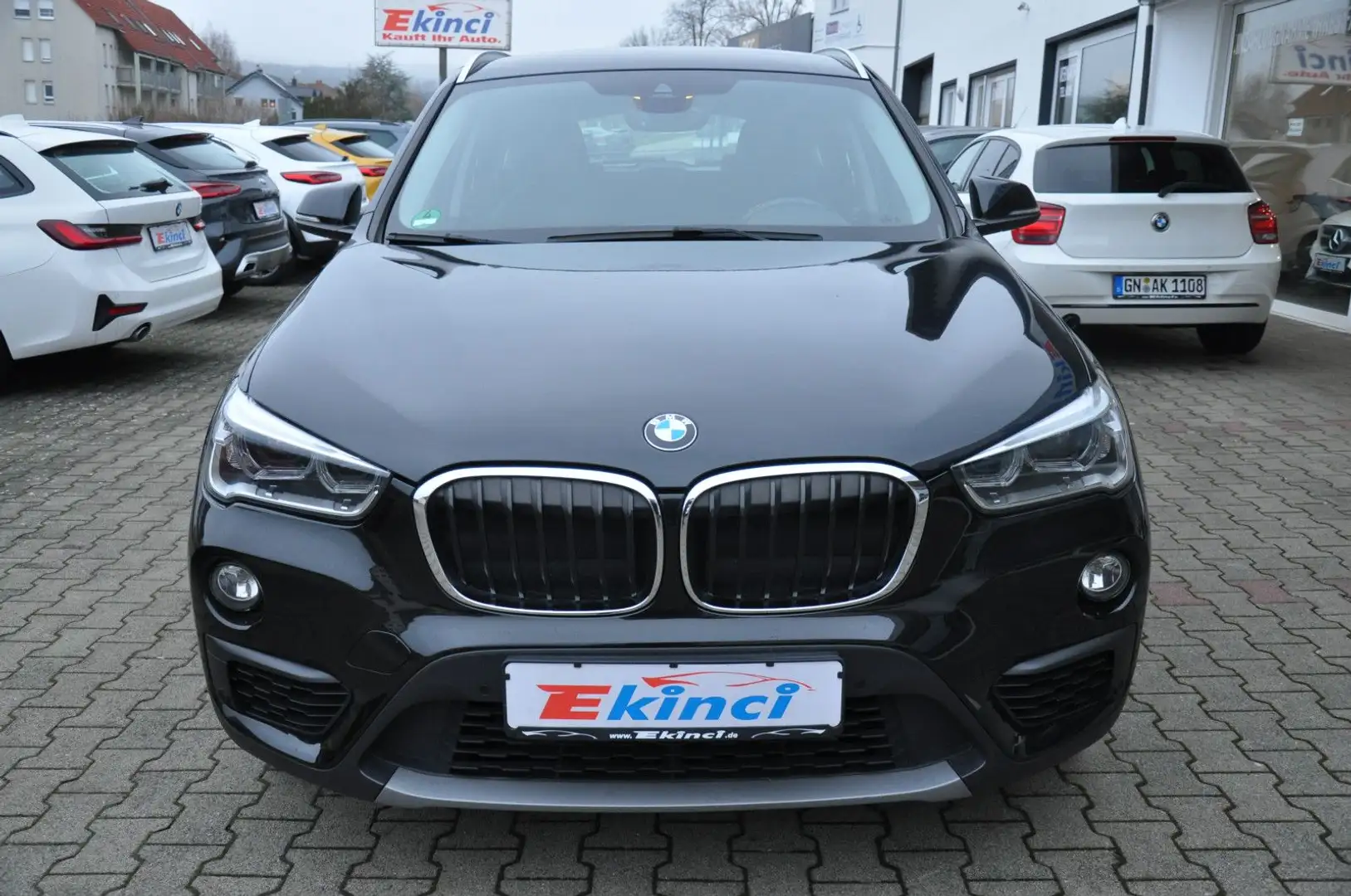BMW X1 xDrive 20 d Advantage Zwart - 2