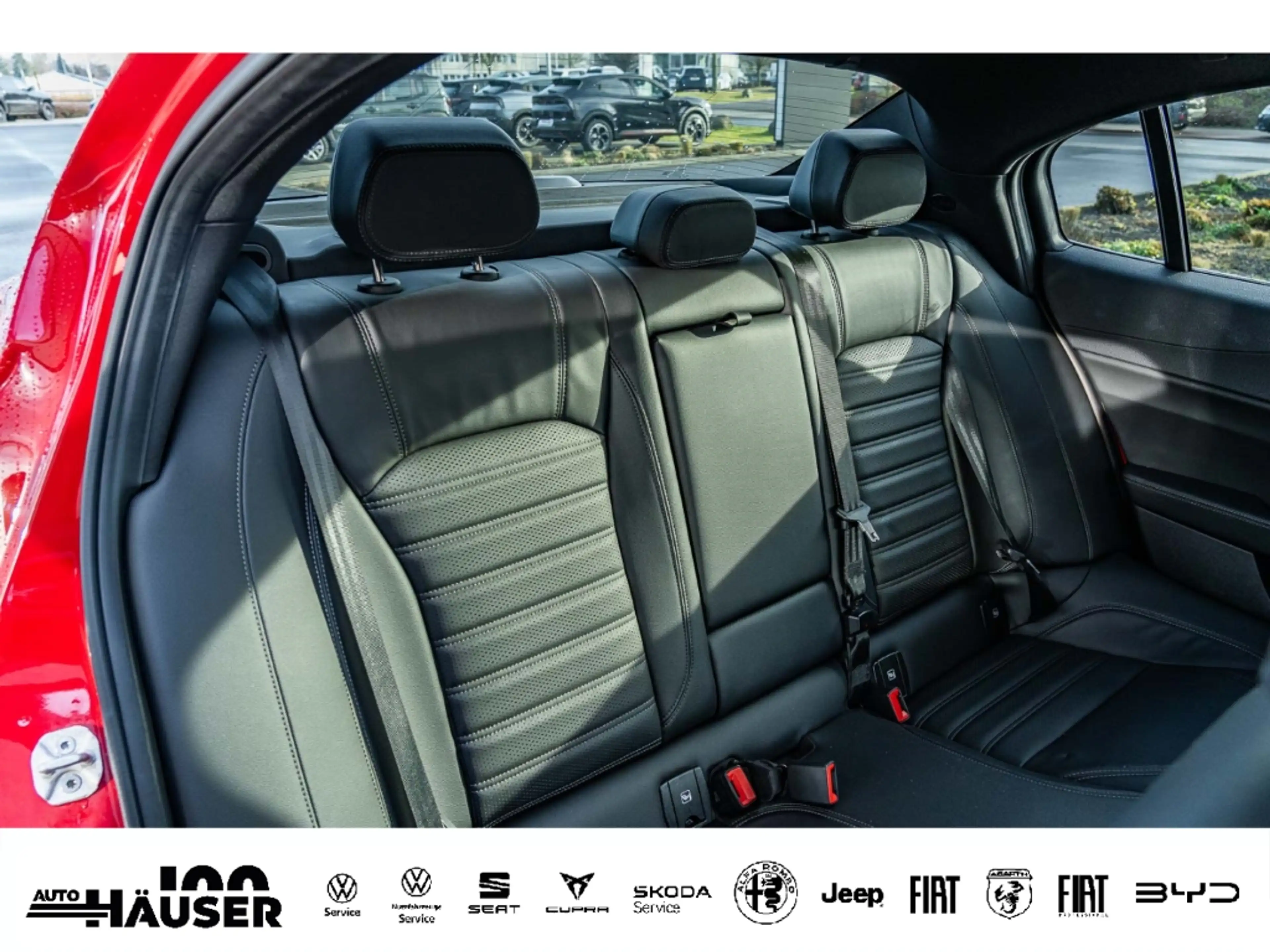 Alfa Romeo Giulia Veloce 2.0 Turbo AT8 Q4 AHK ASSISTENZ BI-XENON NAV — photo 11