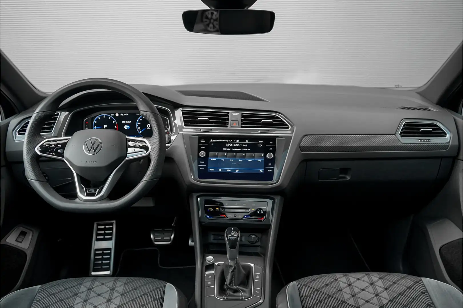 Volkswagen Tiguan 1.5 TSI R-Line Black Style Pano Camera Trekhaak 20 Zwart - 2