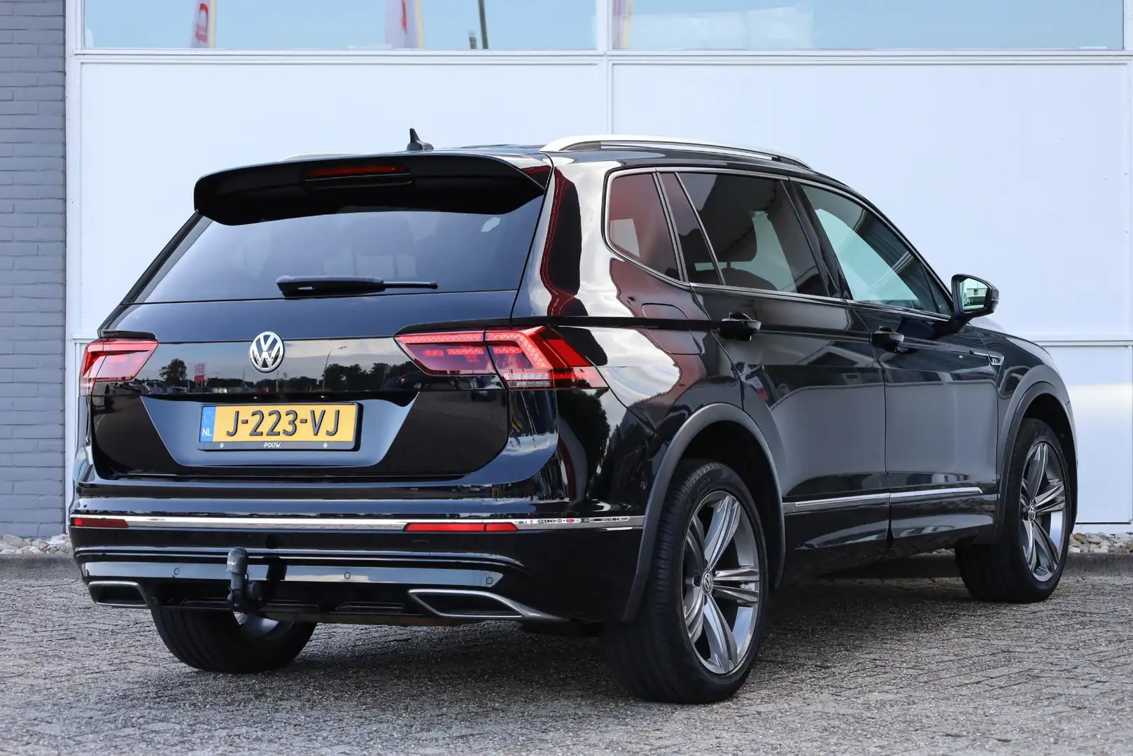 Volkswagen Tiguan Allspace 2.0 TSI 190pk DSG 4Motion Highline 7p. | Adaptive Zwart - 2