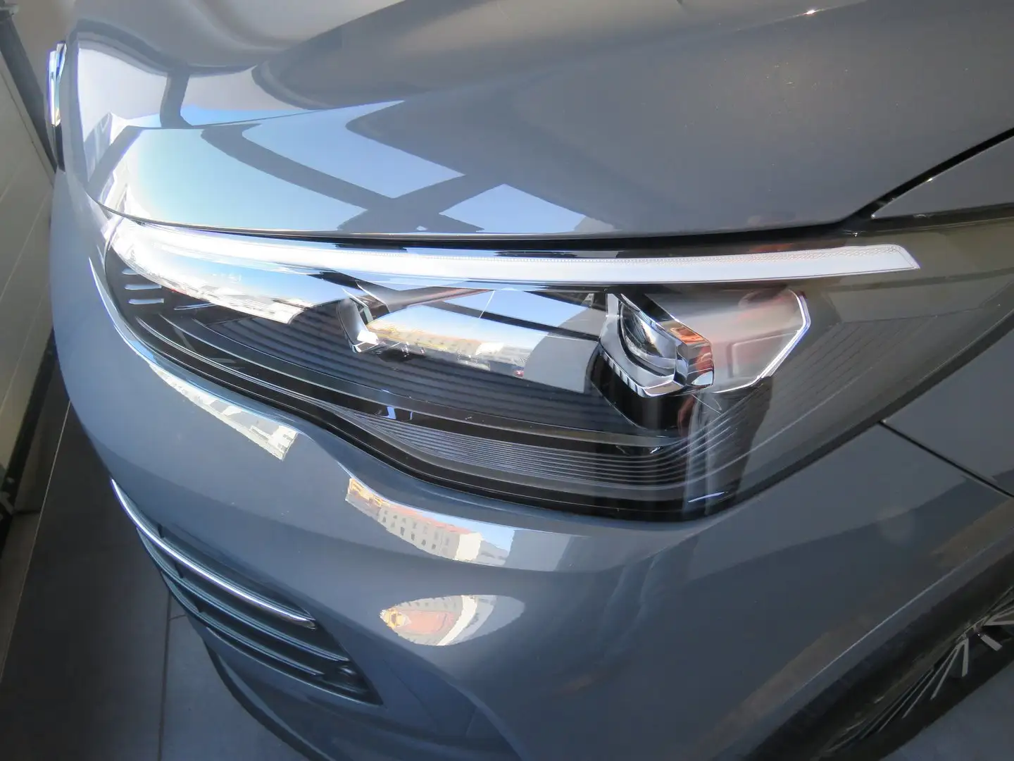 Volkswagen Tiguan 2.0 TDI 110 kW Life Grau - 2