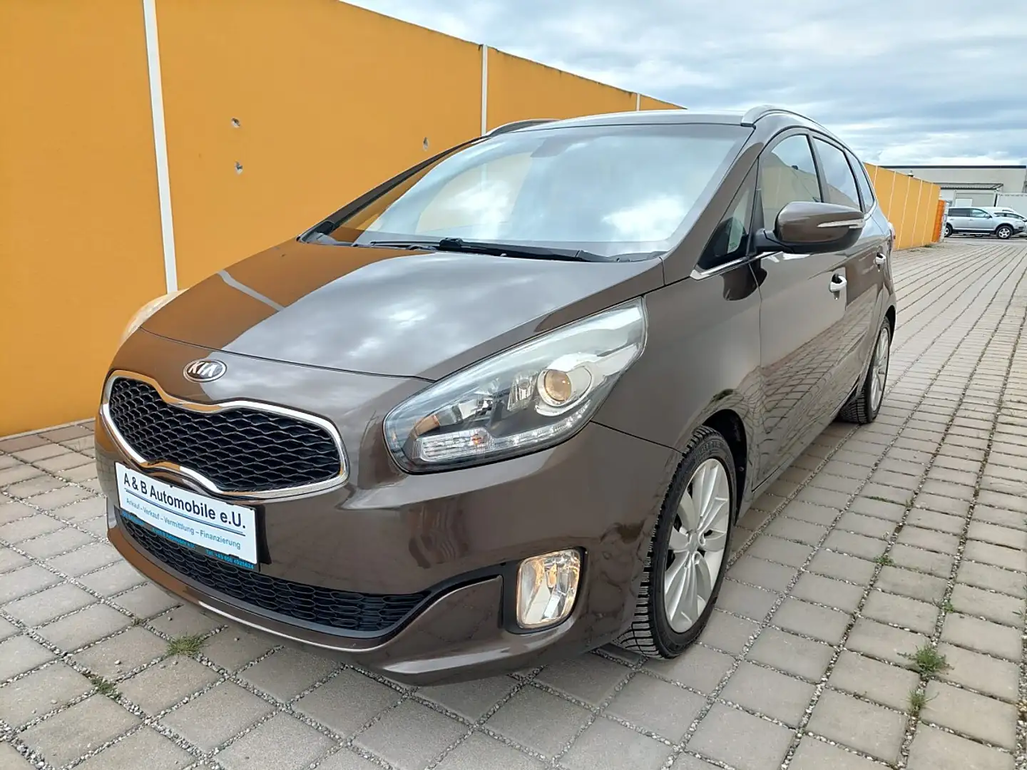 Kia Carens 1,7 CRDi ISG Gold Finanzierung möglich Braun - 1