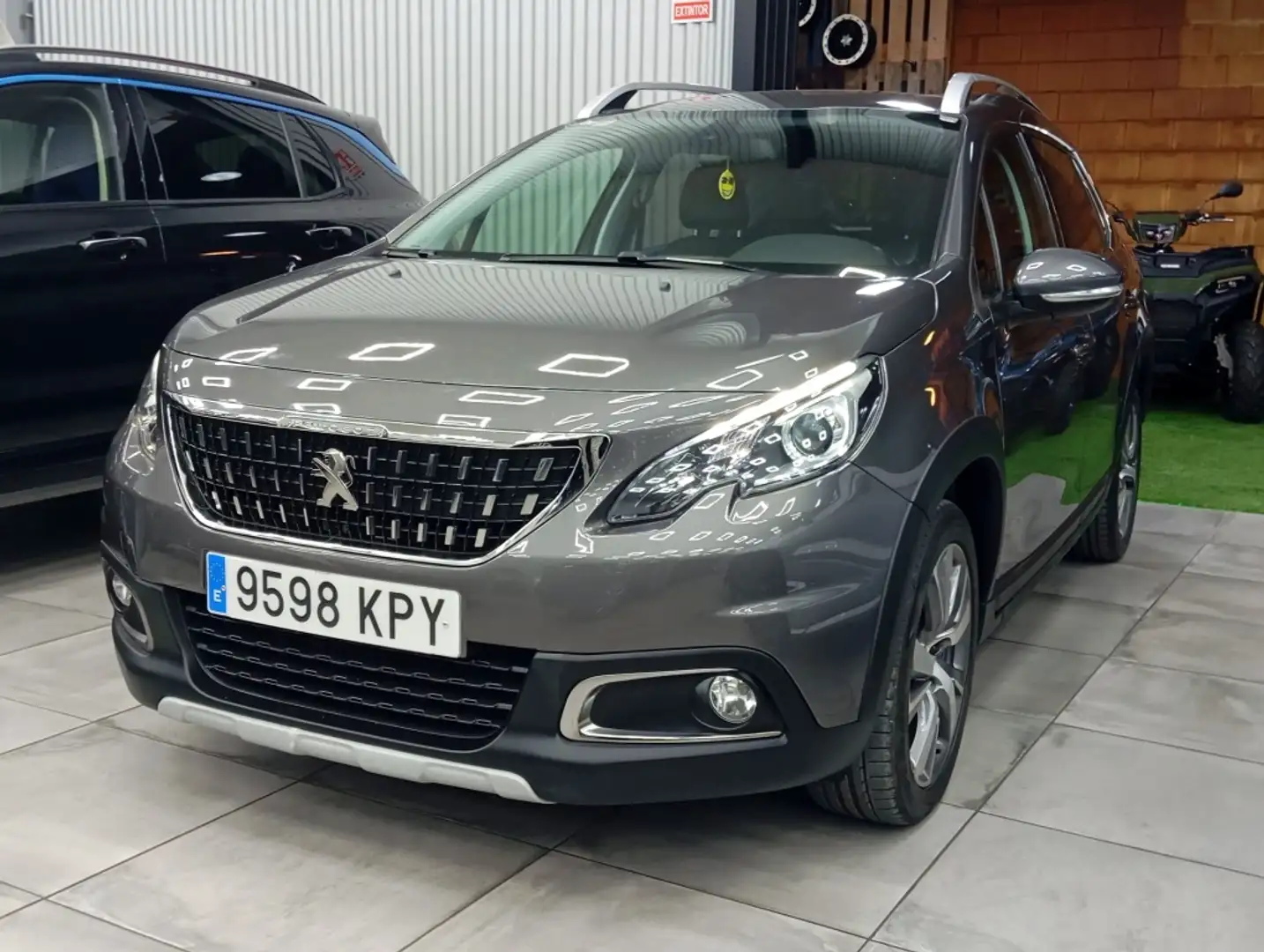 Peugeot 2008 1.2 PureTech S&S Allure EAT6 110 Grau - 1