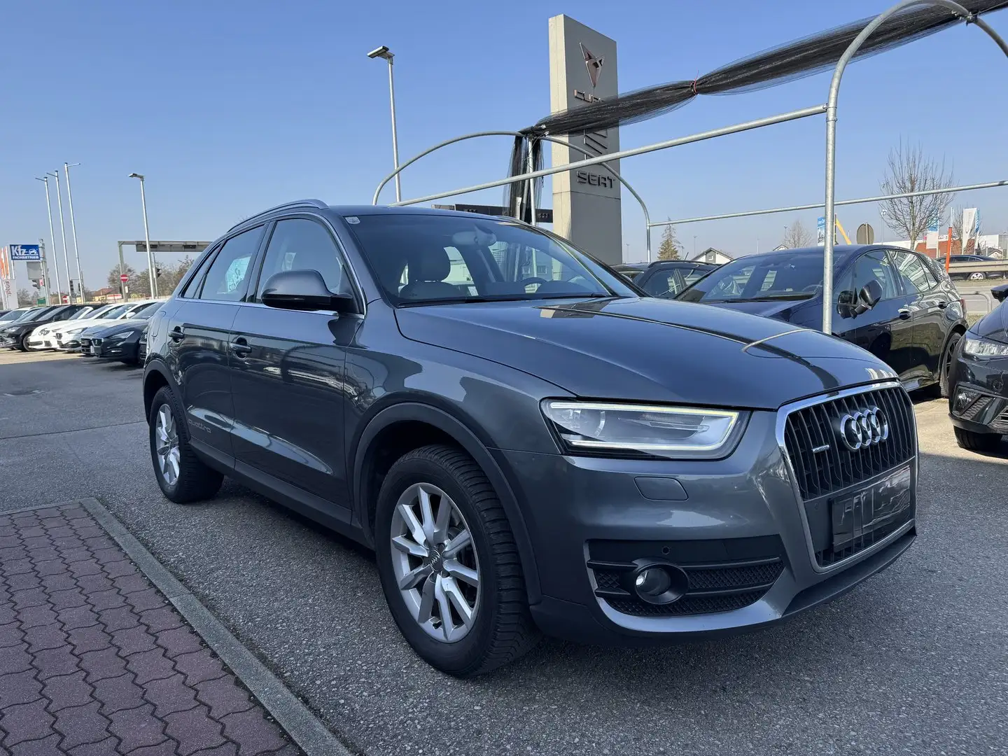 Audi Q3 2.0 TDI quattro Style Grau - 2