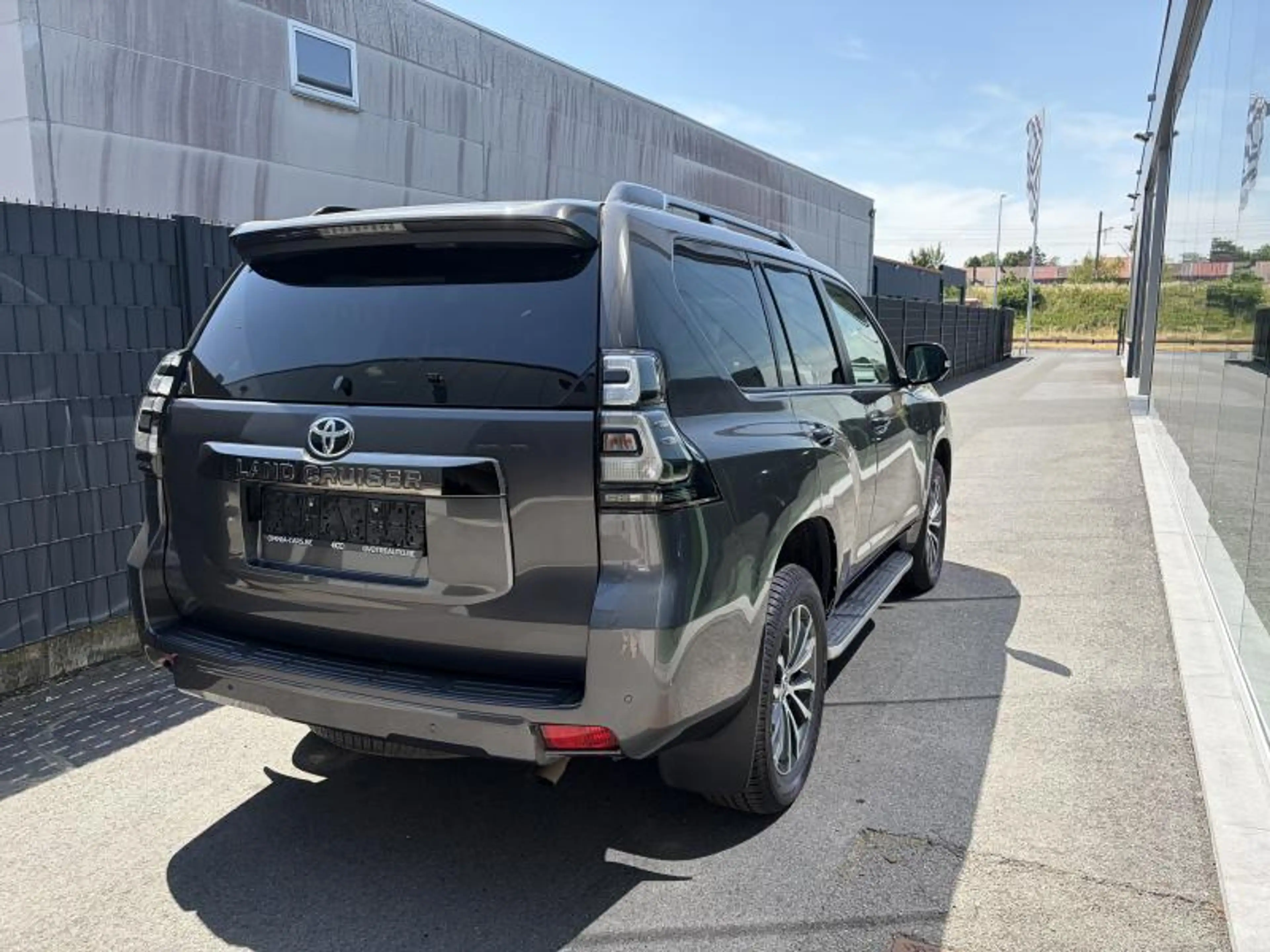 Toyota Land Cruiser BLACK PREMIUM D 204 AUTO 5PL. — photo 6