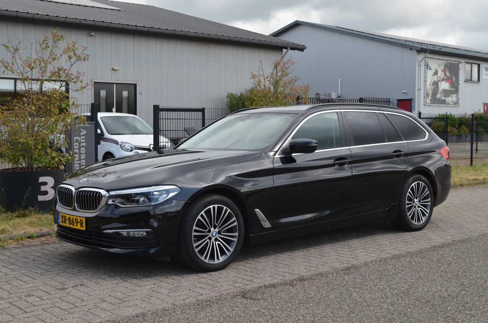 BMW 520 5-serie Touring 520i High Executive Pano|Clima|Ele Zwart - 1