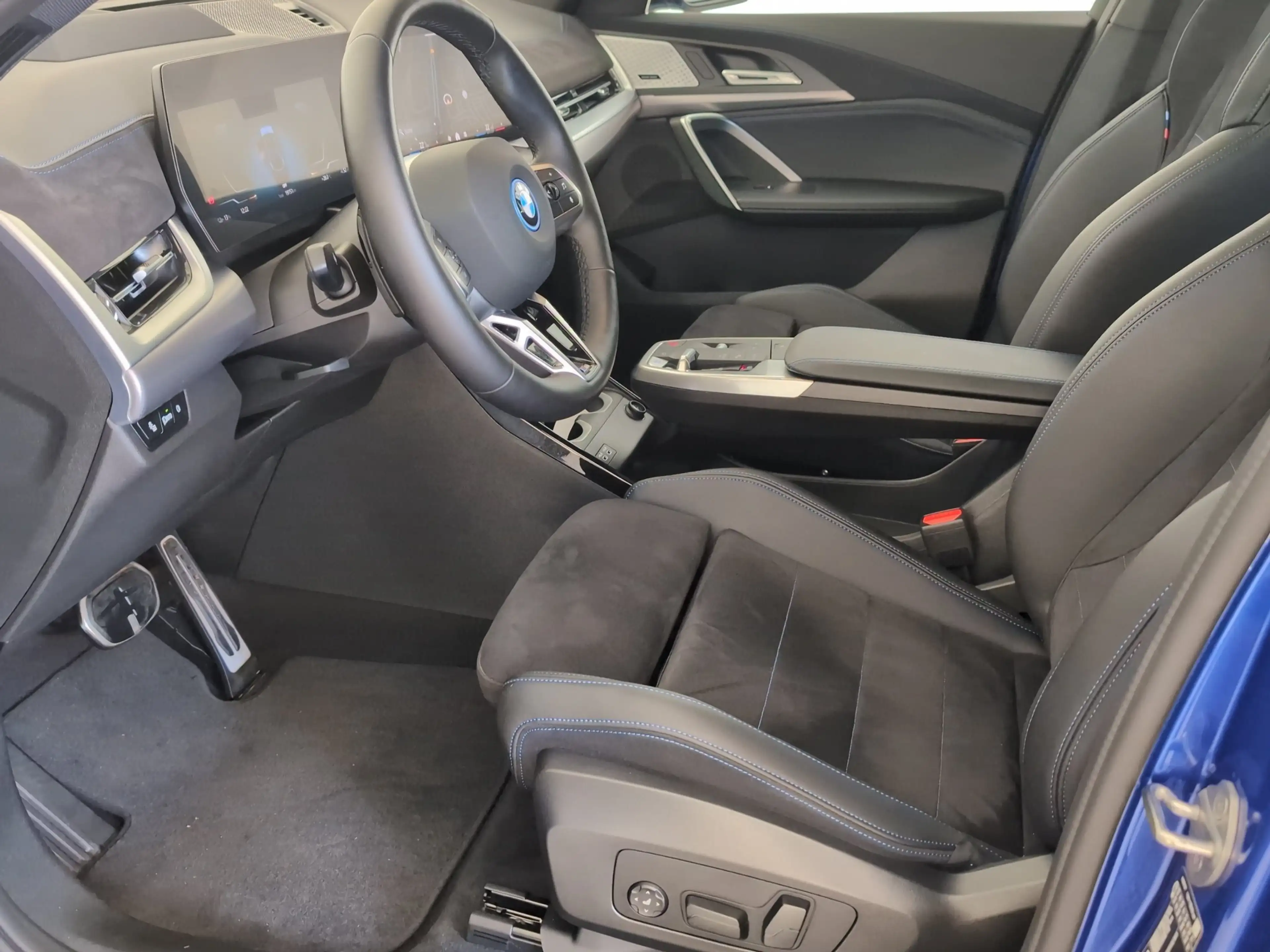 BMW iX2 xDrive30 M Sport Navi/LED/360°/Pano/HuD/ACC — photo 4