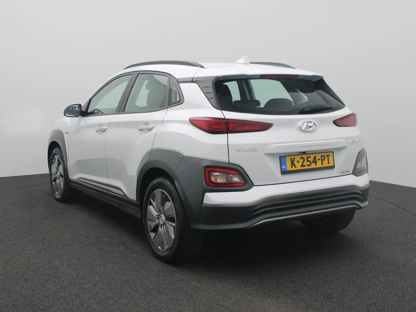 Hyundai KONA EV Comfort 39 kWh | Navigatie | Stoel en Stuurverw Wit - 2