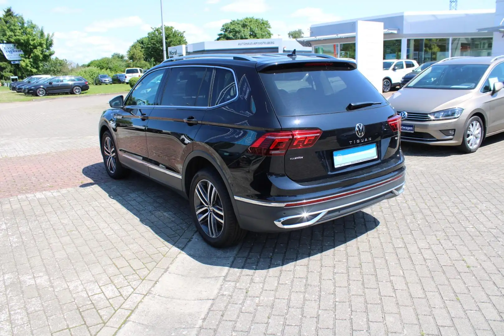 Volkswagen Tiguan Allspace Allspace Elegance 2.0 TDI 4Motion DSG AHK Panor Schwarz - 2