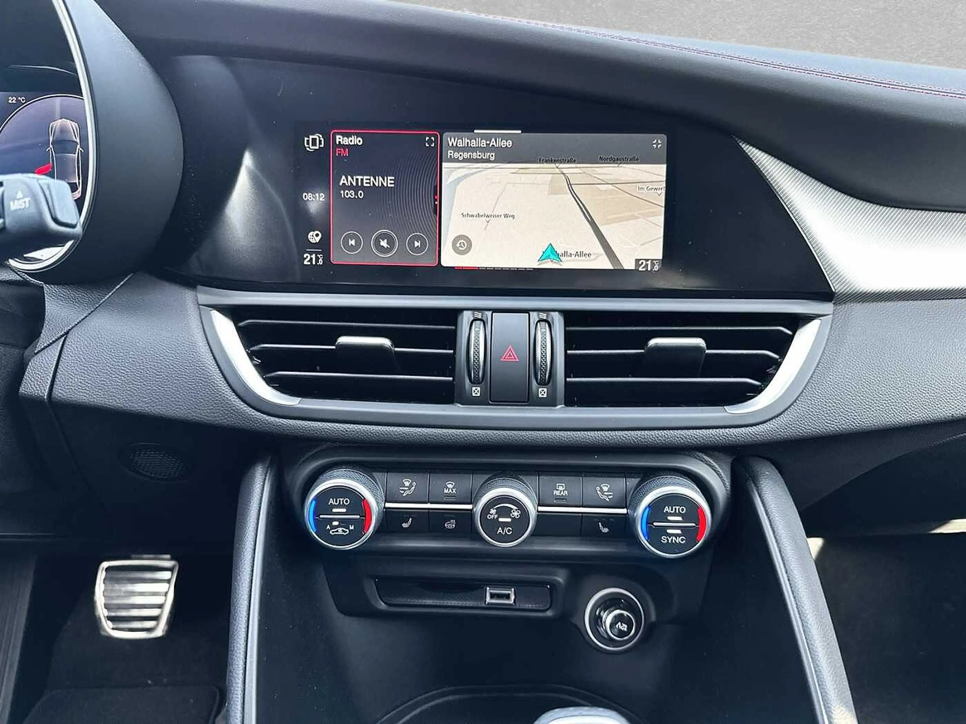 Alfa Romeo Giulia Competizione 2.0 Turbo 16V AT8-Q4 — photo 12