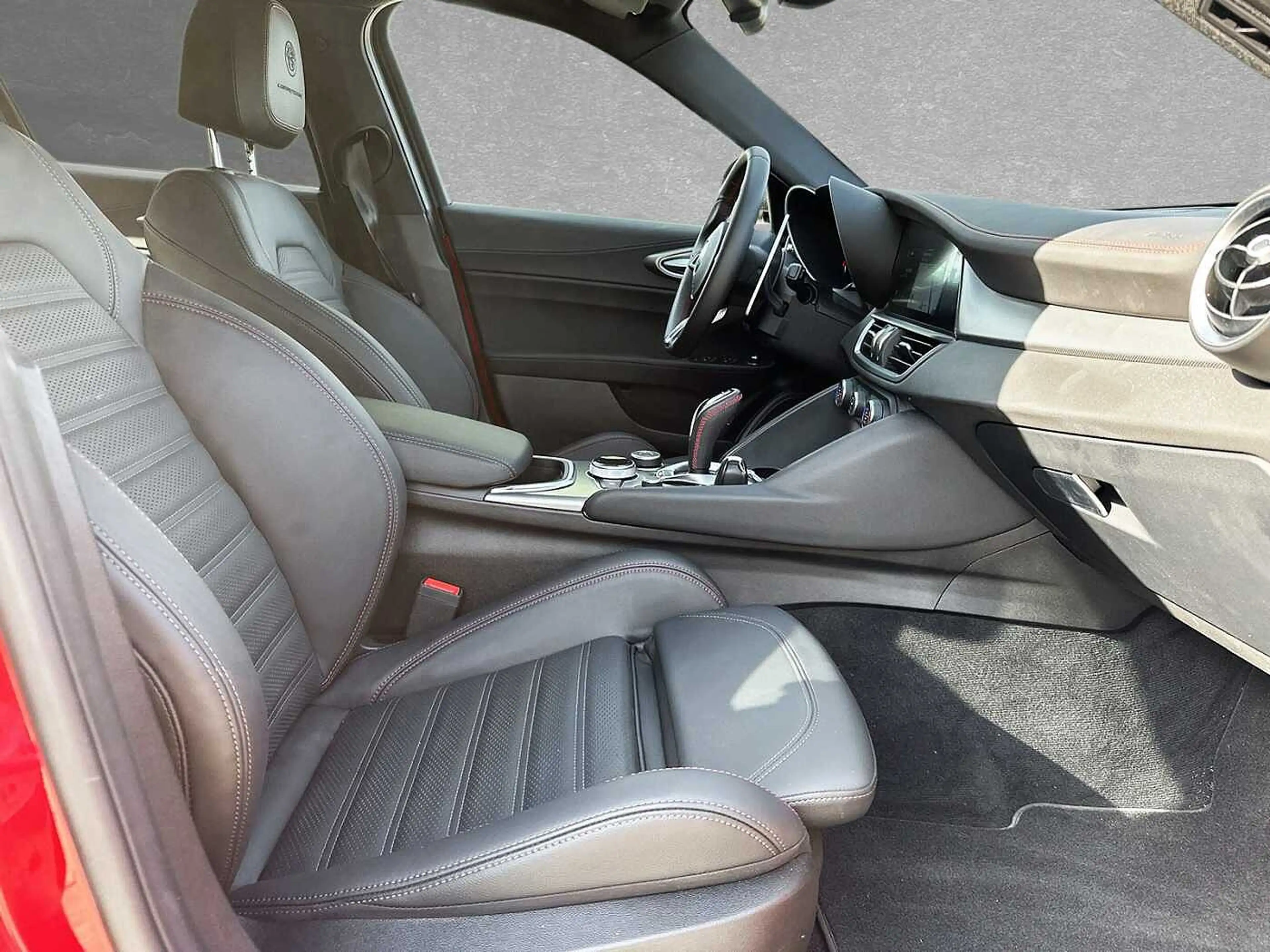 Alfa Romeo Giulia Competizione 2.0 Turbo 16V AT8-Q4 — photo 6
