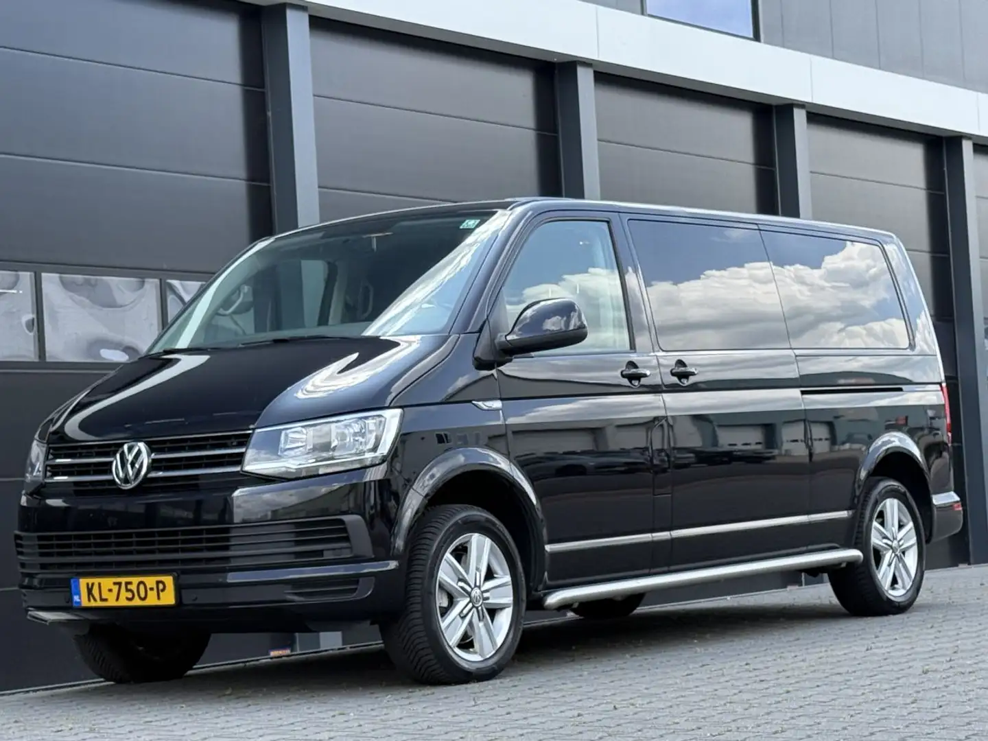 Volkswagen 2.0 TDI L2H1 7-PERS 150PK EURO-6 Zwart - 1