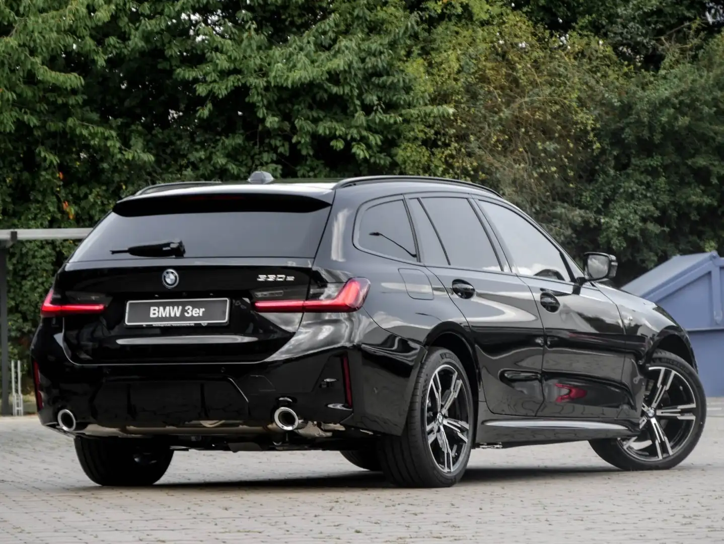 BMW 330 e Touring M Sport HUD PANO ACC AHK RFK NAVI Zwart - 2