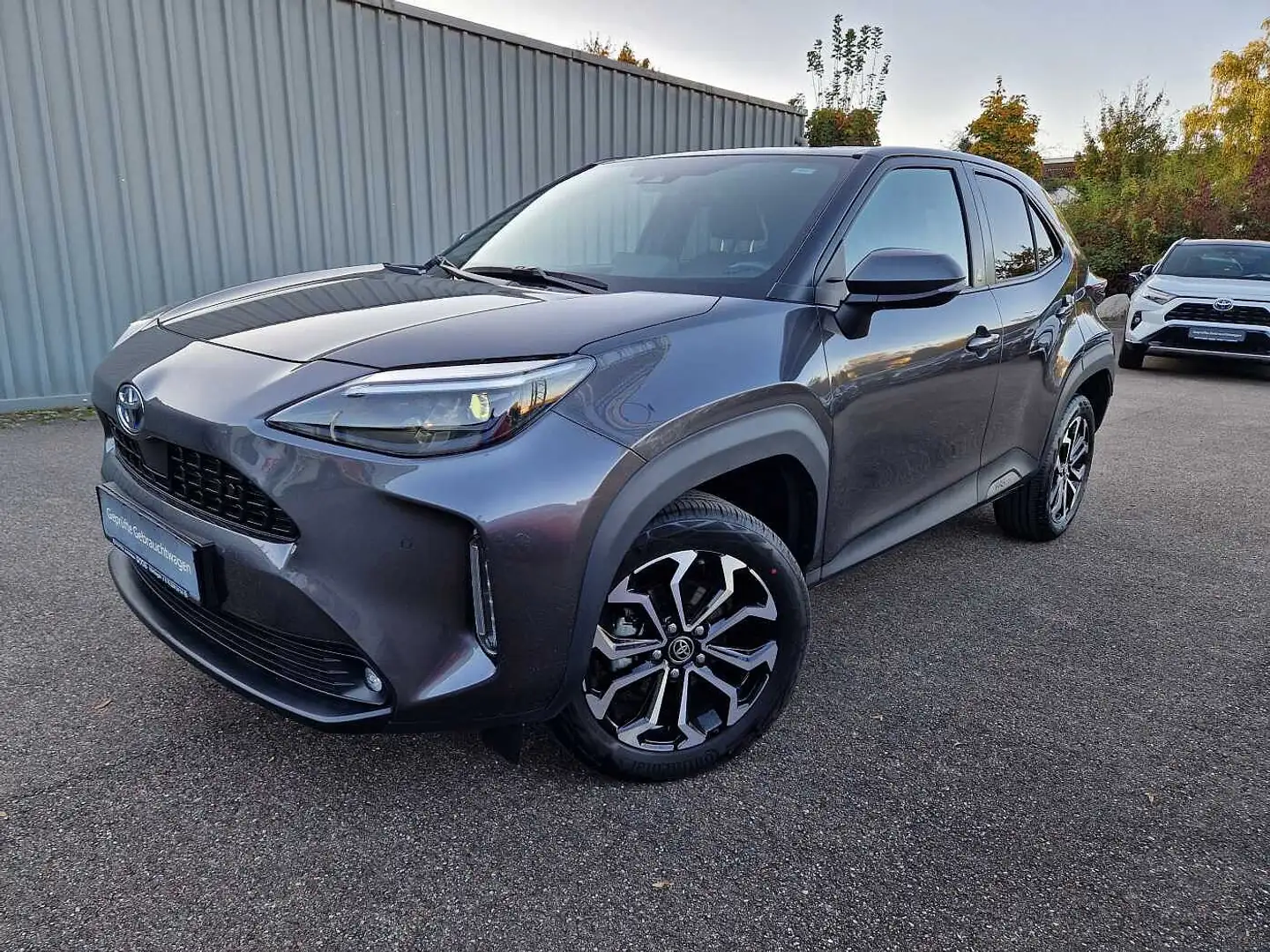 Toyota Yaris Cross Hybrid 1.5 VVT-i Team D Grau - 1