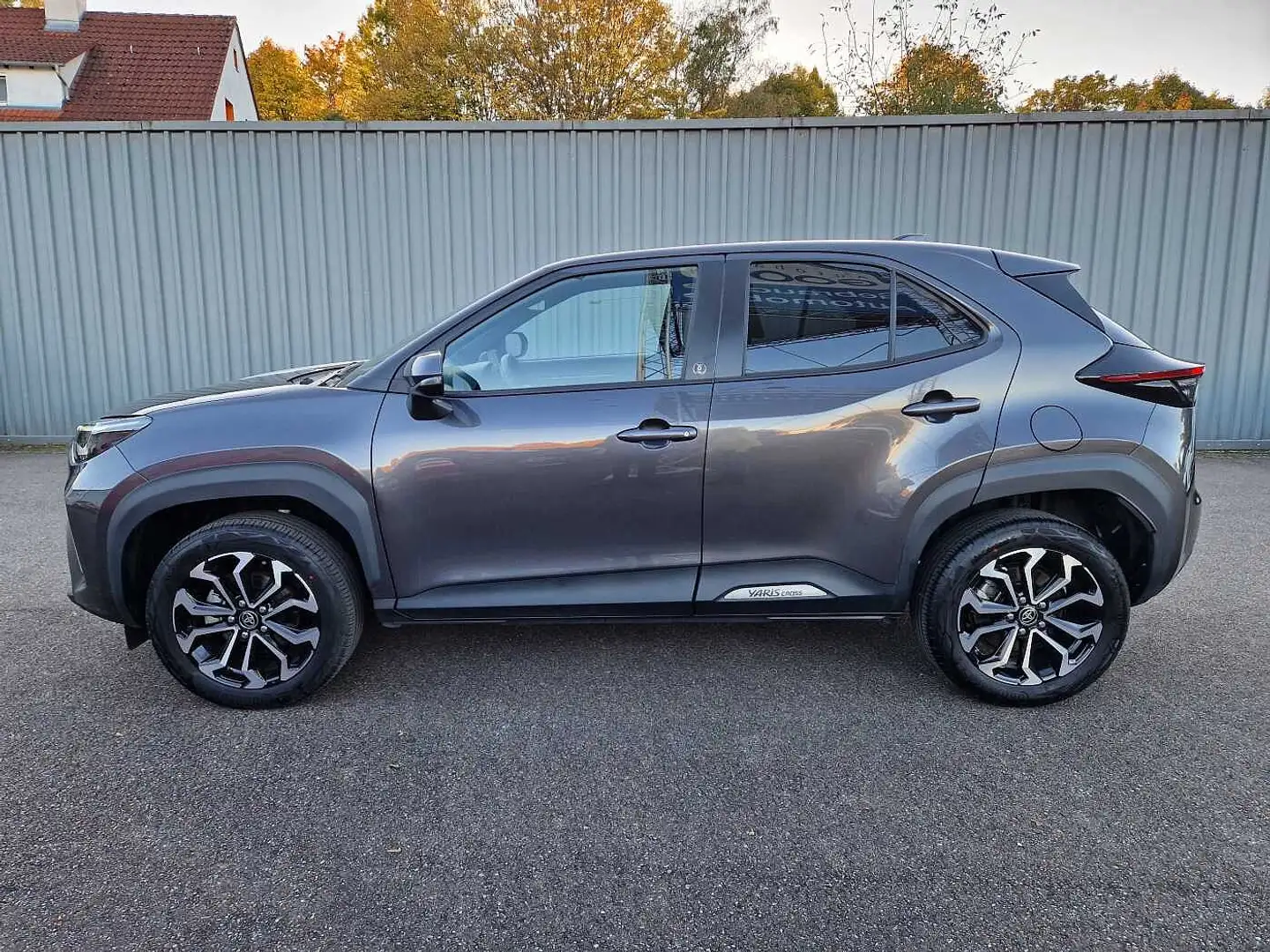 Toyota Yaris Cross Hybrid 1.5 VVT-i Team D Grau - 2