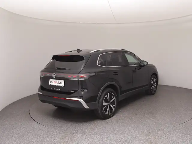Volkswagen Tiguan view 4