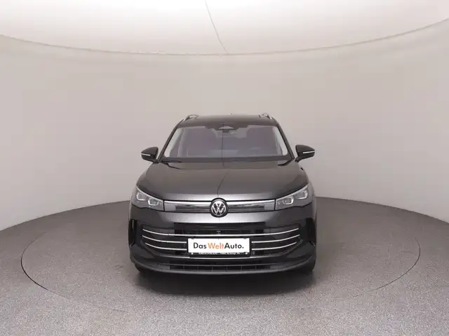 Volkswagen Tiguan view 3
