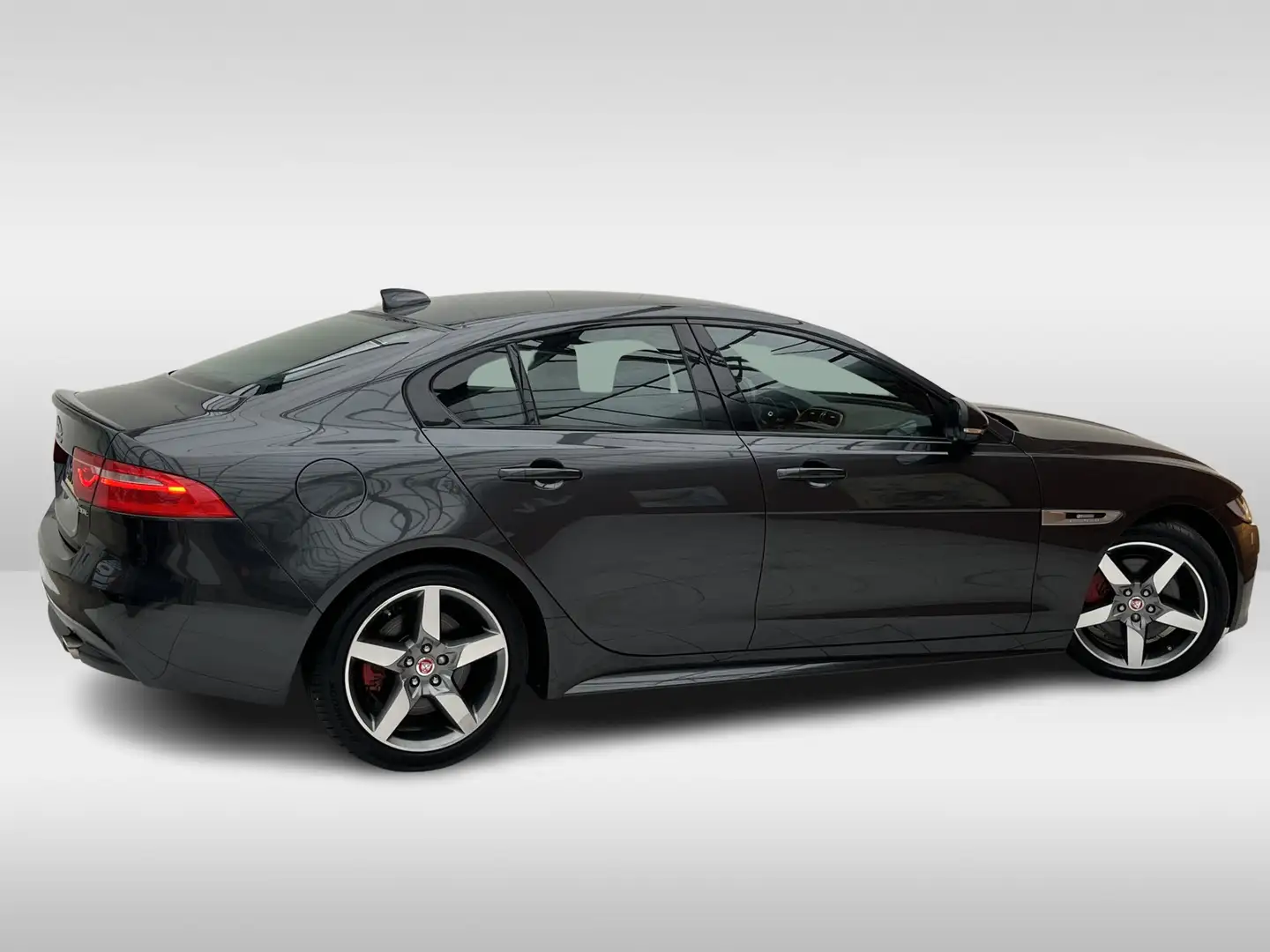 Jaguar XE 2.0 R-Sport | Navigatie | Bluetooth | 200PK Grijs - 2