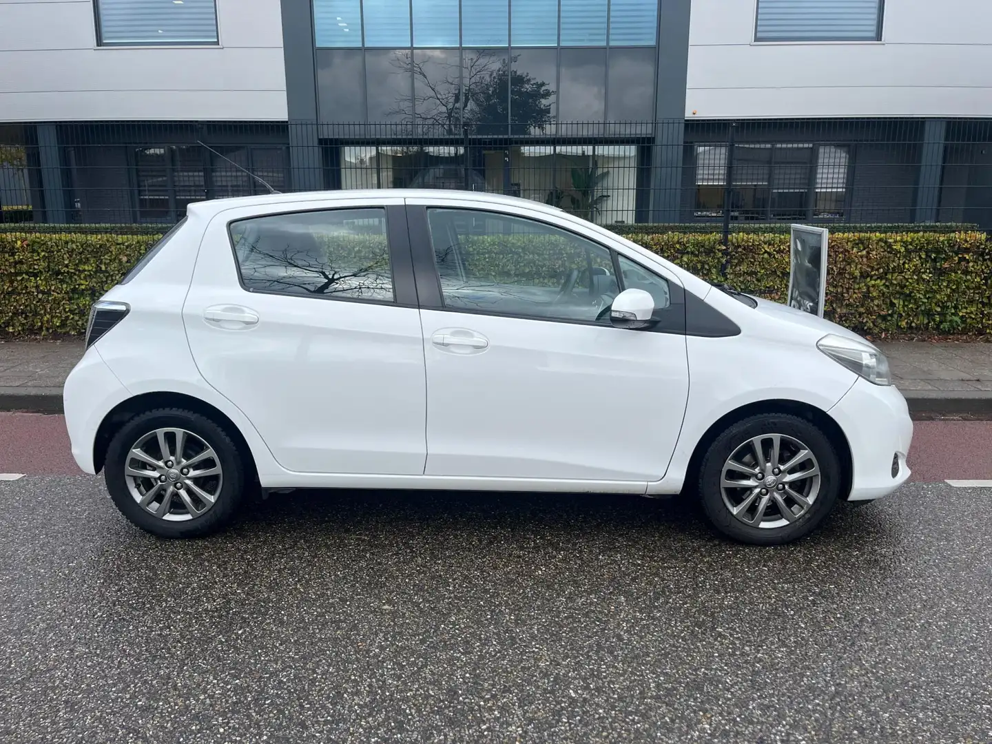 Toyota Yaris 1.0 VVT-i Comfort Navigatie Airco Elektrisch-pakke Blanc - 2