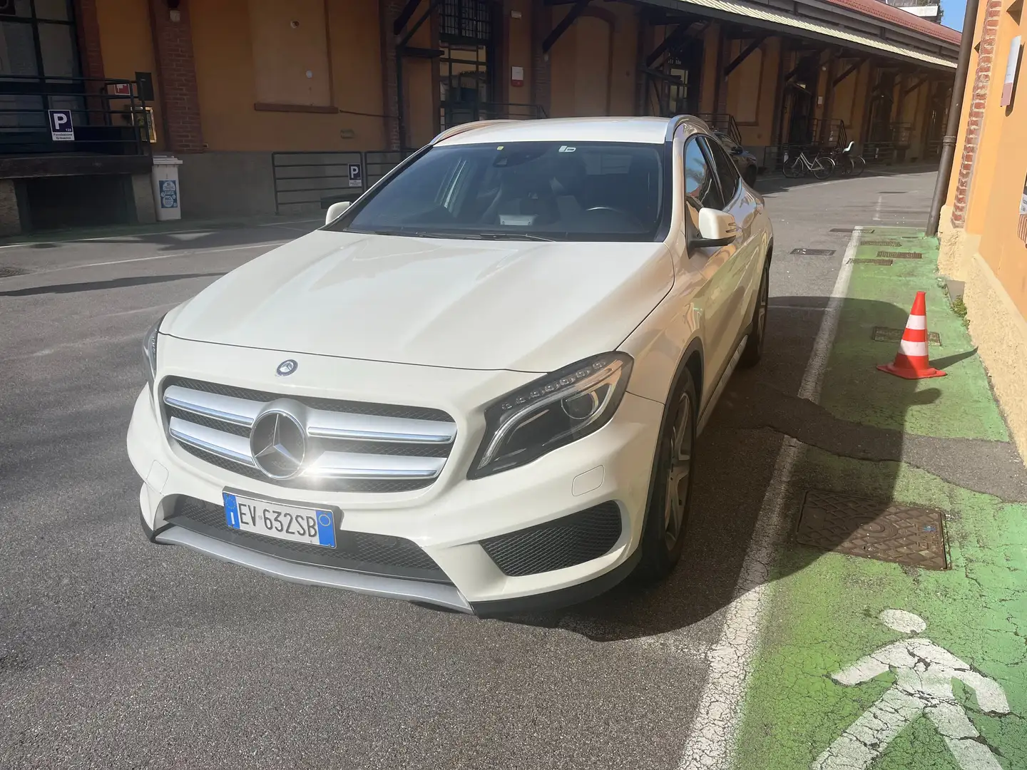 Mercedes-Benz GLA 200 GLA-X156 2014 d (cdi) Executive Bianco - 1