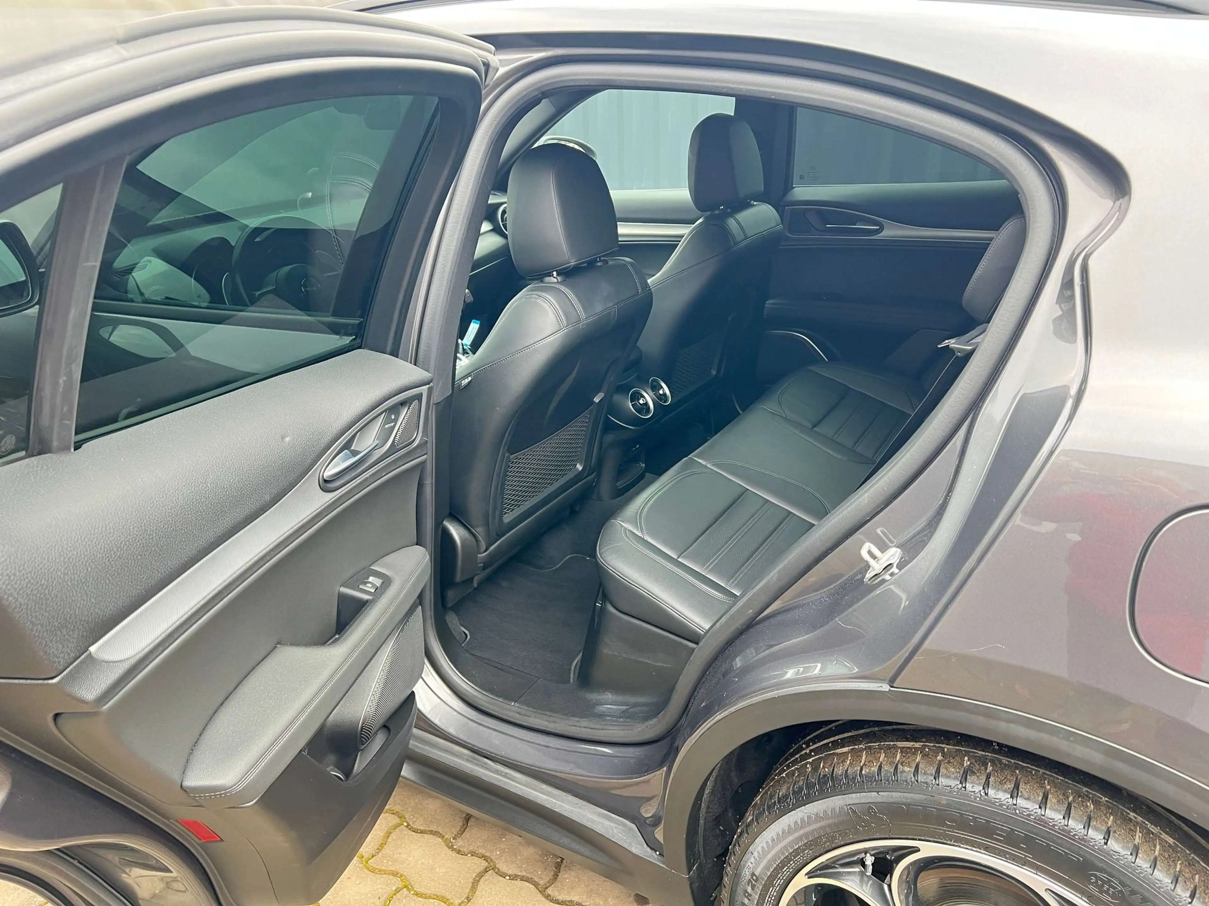 Alfa Romeo Stelvio Sprint Q4 Veloce Paket mit AHK — photo 14