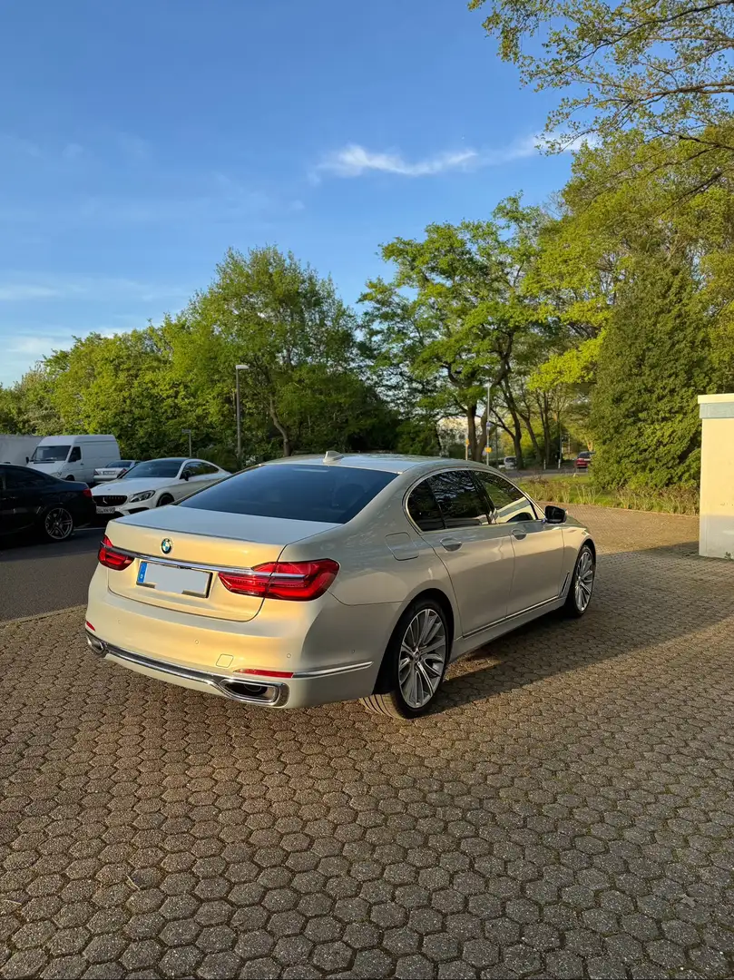 BMW 740 740d xDrive Stříbrná - 2